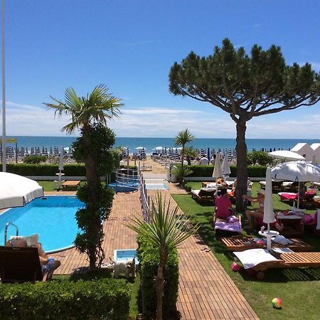 Hotel Universo Lido di Jesolo Exterior foto
